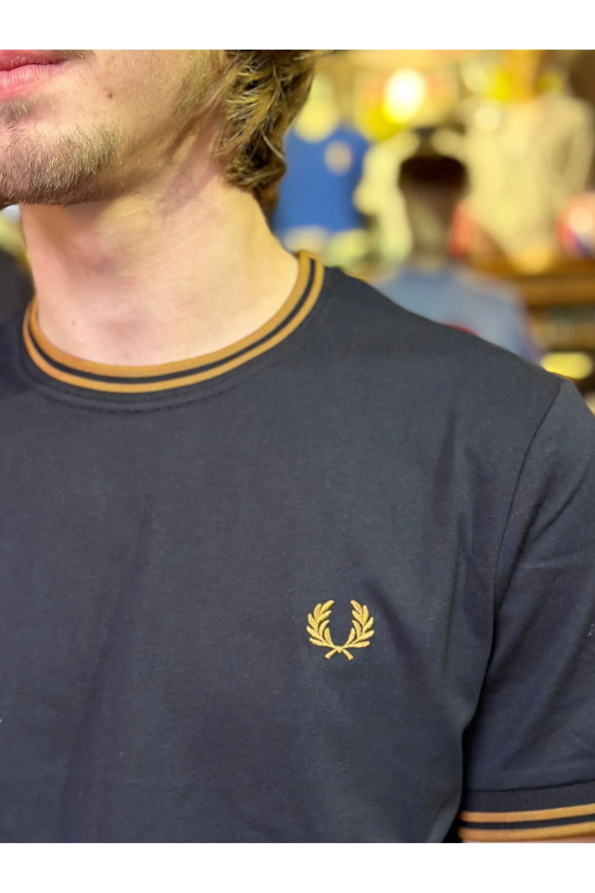 Fred Perry - M1588 Twin Tipped Navy/ Dark Caramel - T-Shirt